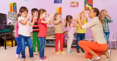 Você já considerou a possibilidade de trabalhar como um monitor escolar? Essa função desempenha um papel crucial no ambiente educacional, auxiliando professores e alunos durante as atividades em sala de aula. E o melhor de tudo é que agora você pode fazer um curso de monitor escolar online com certificado reconhecido!