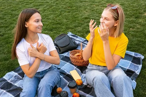 Entenda este universo incrível da Língua Brasileira de Sinais (Libras)  Curso de Libras revela como ele pode não apenas enriquecer sua vida, mas também abrir portas para uma comunicação eficaz e significativa