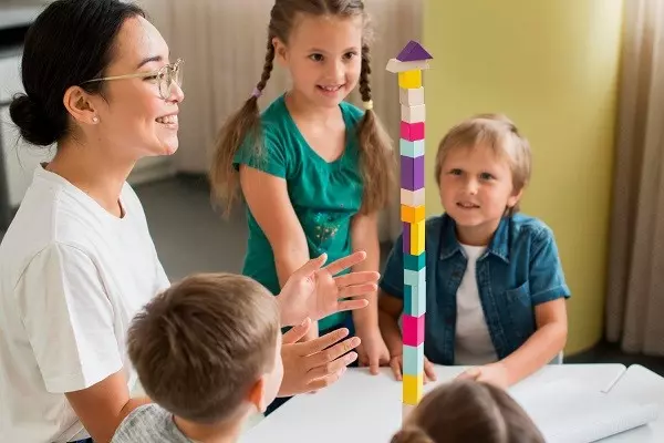 Toda creche precisa de um Auxiliar, esse cargo é um dos mais procurados por quem busca uma vaga para trabalhar com crianças . prepare - se para o mercado de trabalho !