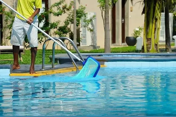 Curso de Piscineiro Um Guia para Se Tornar um Especialista em Limpeza e Manutenção de piscina Formato PDF.